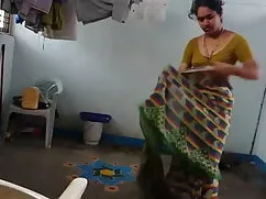 এশিয়ান এক মহিলা বহু ...