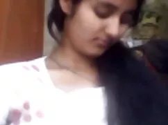 ক্যামেরার সামনে ফিঙ্ ...