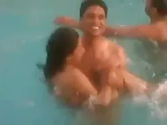 বড় সুন্দরী মহিলা পো ...